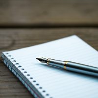 信息核验编辑陆听白对照多个公开来源页面逐条比对权限说明的核实场景，屏幕光映在镜片上