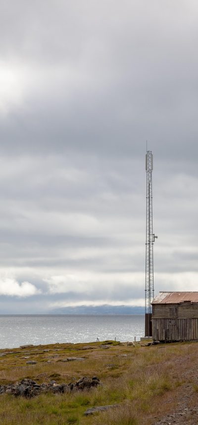收藏夹界面截图，链接按自定义标签分组排列，每组右上角显示条目数量，支持左右滑动切换